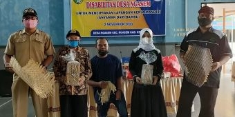 Pemdes Ngasem dan Perkumpulan Disabilitas Kediri Gelar Pelatihan Anyaman Bambu