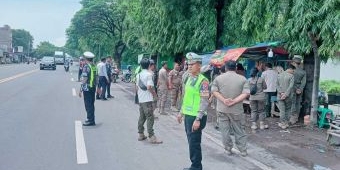 Polres Pasuruan Tertibkan PKL dan Parkir Liar di Bundaran Sirkel Gempol