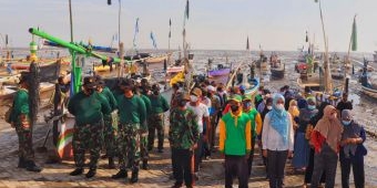 Peringati HUT ke-76 Korps Marinir, Wawali Pasuruan Pimpin Upacara dan Bersih Pantai