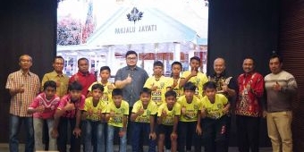 Jelang Tanding di Vietnam, Bupati Kediri Beri Hadiah Sepatu Bola ke 12 Siswa SSB