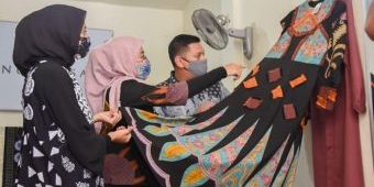 Peringati Hari Batik Nasional, Mas Abu dan Bunda Fey Kunjungi Perajin Batik Dermo