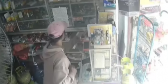 Terekam CCTV, Pria Bertopi Gasak Empat Slop Rokok Toko Kelontong di Jombang