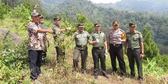 Kunjungi TMMD di Madiun, Mayjen Hartomo Daki Puncak Gunung Wilis