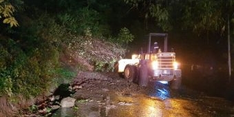 Hujan Deras Disertai Angin Kencang, Kawasan Payung II dan Klemuk Songgoriti Longsor 