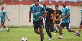 Diperkuat 2 Legenda Persebaya dan Mantan Timnas U-23, Wartawan Sidoarjo Juara Trofeo Fun Football