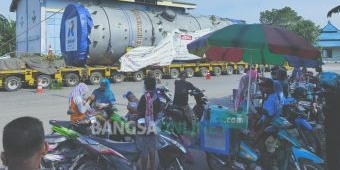 Parkir di Baureno, Multi Axle Truk Pengangkut Absorber Jadi Tempat Rekreasi Warga