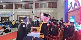 Rektor Unirow Tuban Umbar Prestasi saat Wisuda XX