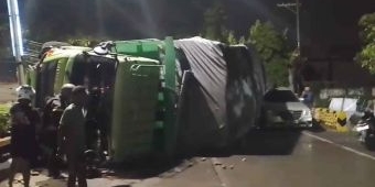 Dump Truk Terguling Timpa Mobil di Kota Pasuruan