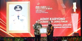 Pj Adhy Karyono Dinobatkan Sebagai Kepala Daerah Peduli Penyiaran 2024 oleh KPID Jatim