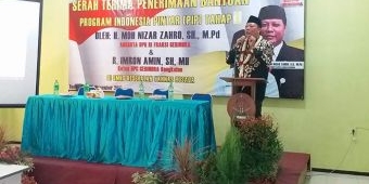 Anggota DPR RI Nizar Zahro Serahkan SK PIP Pertama di Bangkalan