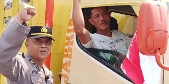 Bangkitkan Semangat Nasionalisme para Sopir, Polsek Jenu Bagikan Bendera di Jalan Pantura