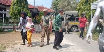 Satpol PP Pamekasan Amankan Bocah yang Disuruh Ibunya untuk Ngamen