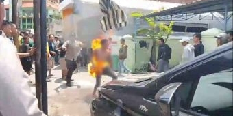 Maling Motor di Gubeng Dibakar Massa