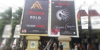 Dispol PP Gresik Bredel Puluhan Reklame Bodong