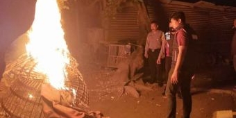Resahkan Warga, Polsek Balongbendo Bongkar dan Bakar Arena Judi Sabung Ayam di Sidoarjo