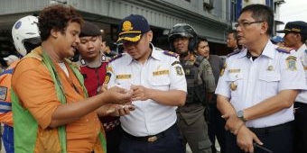 Tindaklajut Aduan Warga, Dishub Surabaya Tertibkan Jukir Liar dan Parkir Sembarangan di Wilayah ini