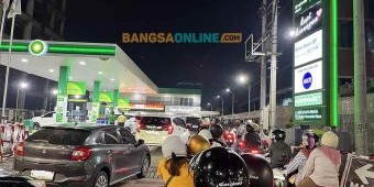 Antrean SPBU BP di Surabaya Masih Membludak hingga ke Jalan Raya