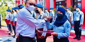 8 Pegawai Lapas Narkotika Kelas IIA Pamekasan Dapat Penghargaan Satyalancana Karya Satya dari Jokowi