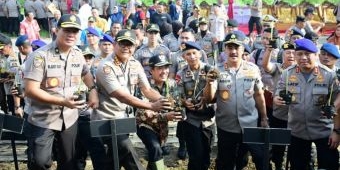 Baharkam Polri Tanam 60.000 Rumput Vetiver di Tanggul Sungai Brantas Porong