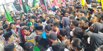 Tolak Kenaikan Harga BBM, Ribuan Mahasiswa Geruduk Gedung DPRD Jember