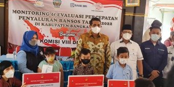 Pantau Penyaluran Bansos di Bangkalan, Anggota Komisi VIII DPR RI Sentil Mensos Soal Data