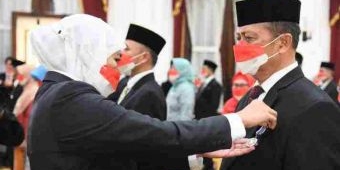 Gubernur Khofifah Sematkan Langsung Anugerah Satyalancana Karya Satya 2022 pada 150 ASN Jatim