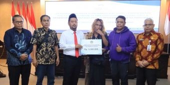 Bupati Gresik Salurkan Stimulan Usaha Rp215 Juta untuk Eks PKL Kali Avoor