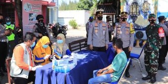 Korlantas Polri Sambangi Pos Penyekatan di Perbatasan Jatim-Jateng