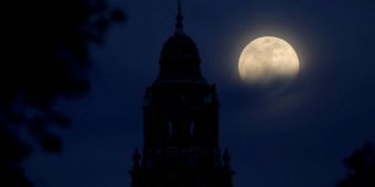 Fenomena Blue Moon: Bulan Purnama Langka di Langit Malam