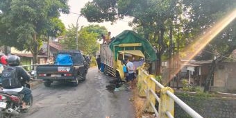 Truk Muat Pakan Ayam Tabrak Jembatan di Jombang