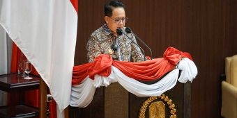 Sampaikan Nota Keuangan, Pj. Gubernur Adhy: Raperda APBD Tahun 2025 Sejalan Dengan RKPD Jatim 2025