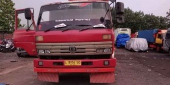 Kurang Konsentrasi saat Nyebrang, Pemotor di Jombang Tabrak Truk Trailer
