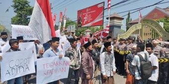 Jelang Sidang Tuntutan Penganiayaan, Warga Desa Manoan Bangkalan Gelar Demo Minta Pergantian Jaksa