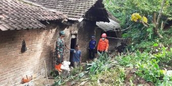 Tanah Longsor Hantam Rumah Warga di Ponorogo