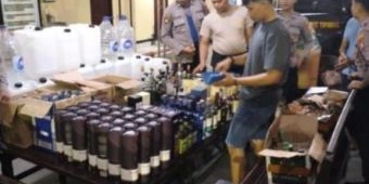 Polres Mojokerto Kota Grebek Home Industri Miras Impor Oplosan di Jetis