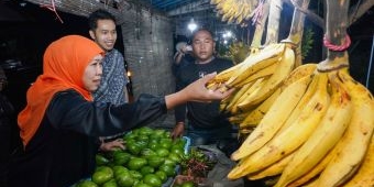 Gubernur Khofifah Bagikan Sembako dan Borong Pisang Agung di Pasar Ranuyoso Lumajang