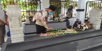 Hari Jadi ke-162 Sidoarjo, BHS Ziarahi Makam Bupati Pertama