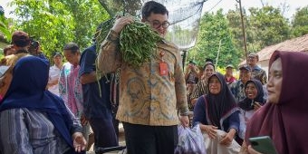 Bupati Kediri Dapat Oleh-Oleh Sayuran Usai Nongkrong Bareng Petani