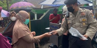 Polres Batu Bagi-Bagi Masker di Jalan Raya Oro-Oro Ombo