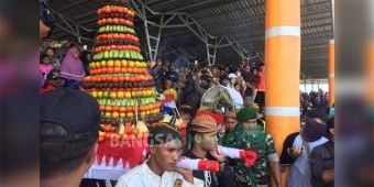 Pertanda Datangnya 1 Suro, Kepala Sapi Dilarung di Pantai Tambakrejo