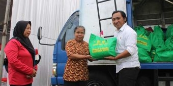 300 Warga Kediri Terima Bantuan Sembako di TMMD ke-127