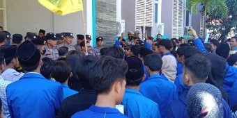 Sejumlah Sekolah di Bangkalan Patok Harga Atribut Rp1,5 Juta, AktiviS PMII Gerduk Kantor Disdik