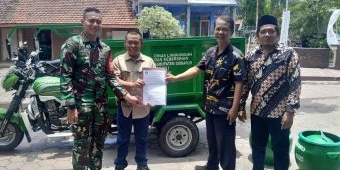 Dukung TMMD di Desa Kedondong, DLHK Sidoarjo Serahkan Kendaraan Sampah