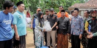 Pj Bupati Pamekasan Serahkan Bantuan untuk Warga Terdampak Bencana Angin Kencang