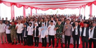 Salurkan Rp1,8 Miliar, Khofifah Serahkan Bansos dan Tali Asih Pilar Sosial di Kota Kediri