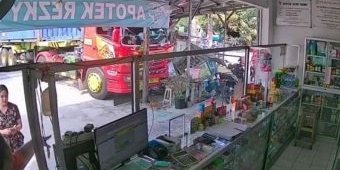 Diduga Rem Angin Bocor, Truk di Blitar Tabrak Mobil dan 2 Gerobak PKL