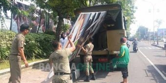 Dianggap Melanggar, Bupati Sambari Turunkan Reklame Gunawangsa