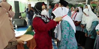 Dilepas Wabup Gresik, CJH 2022 dari Menganti Teteskan Air Mata