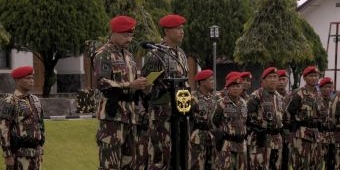 Danjen Kopassus Anugerahi Brevet Komando Kehormatan kepada Putera Mahkota Brunei