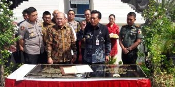 PT. Wilmar Serahkan Hibah Landmark Keris Sumelang Gandring ke Pemkab Gresik